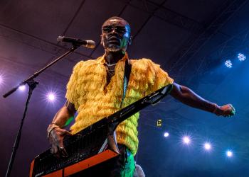 EN IMAGES LA PRESTATION D’ARIEL SHENEY AU FEMUA 13
