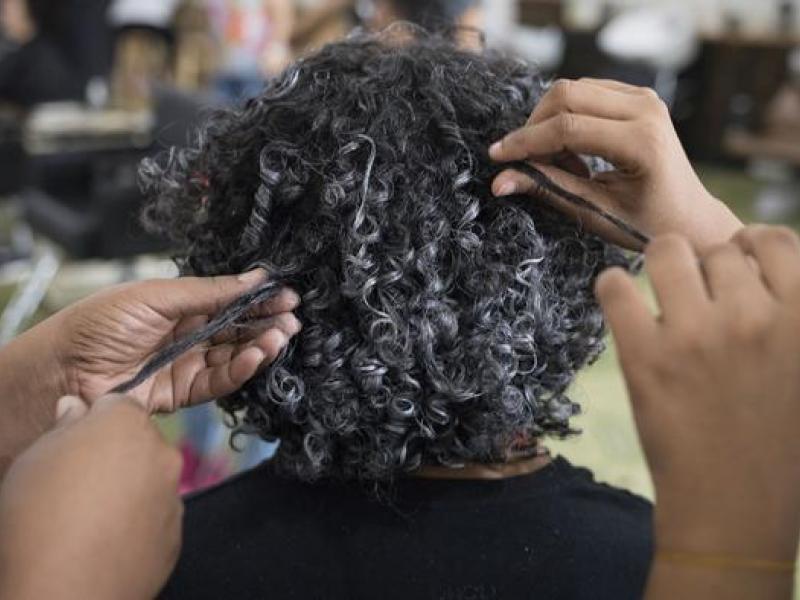 Togo : des cheveux noirs sans produits chimiques