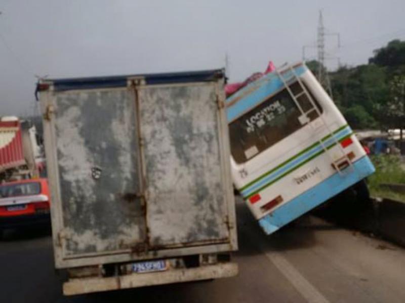 Abidjan: 2 accidents sur l’Autoroute du Nord à Yopougon. Accrochage sur le pont HKB