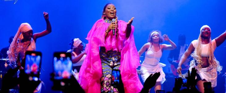 Roseline Layo Enflamme le Casino de Paris : Une Performance Mémorable qui Fait Vibrer la Capitale