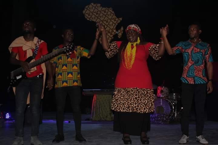 La Diva Queen Etémé enflamme la scène du village Ki-Yi