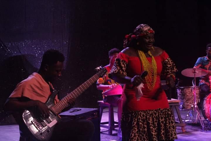 La Diva Queen Etémé enflamme la scène du village Ki-Yi