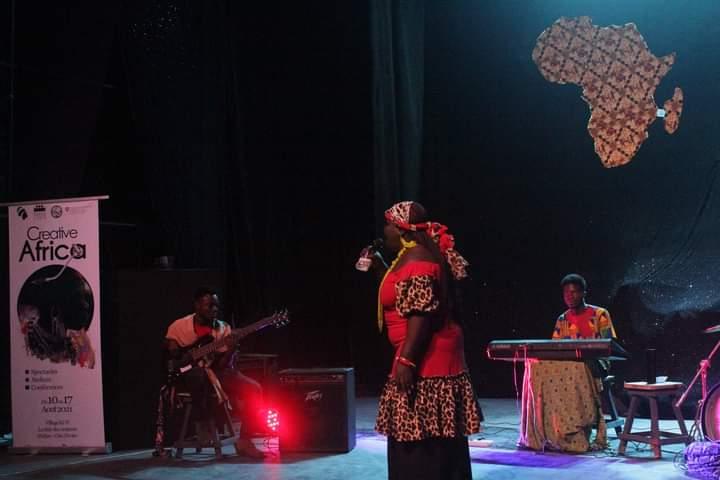 La Diva Queen Etémé enflamme la scène du village Ki-Yi