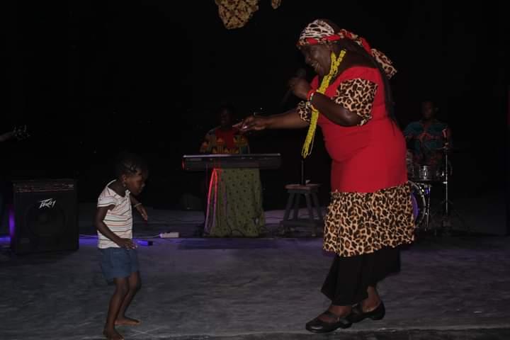 La Diva Queen Etémé enflamme la scène du village Ki-Yi