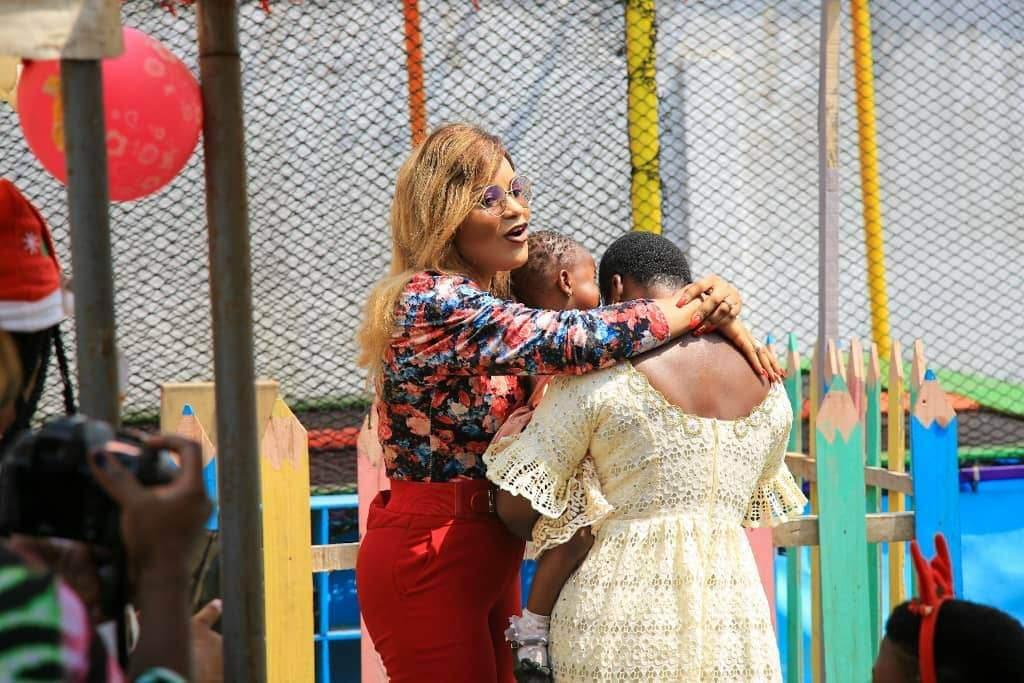 Noël 2022 Nina Bley prend l’engagement de « scolariser à vie 4 enfants de deux défunts journalistes culturels »  