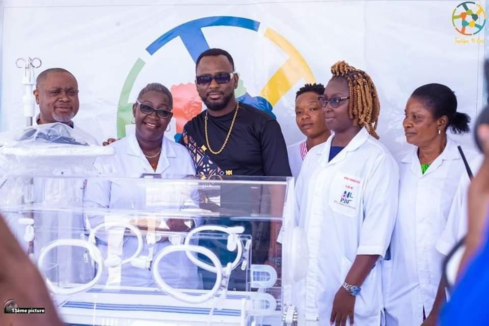 Kedjevara célèbre son anniversaire en faisant des dons à l'hôpital général de Port-Bouet