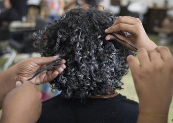Togo : des cheveux noirs sans produits chimiques