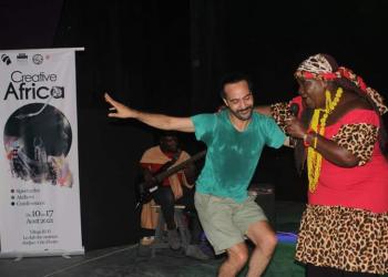 La Diva Queen Etémé enflamme la scène du village Ki-Yi