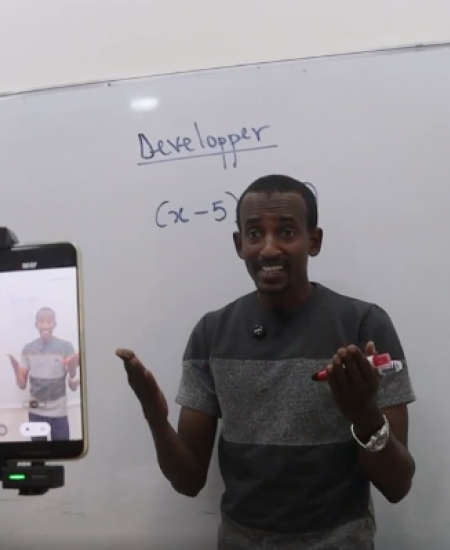 Portrait : Idriss Mahamat Alhabib, le prof tchadien qui rend les mathématiques "virales"