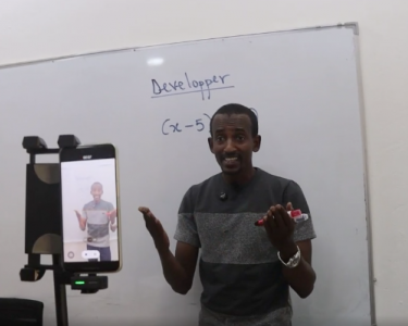 Portrait : Idriss Mahamat Alhabib, le prof tchadien qui rend les mathématiques "virales"